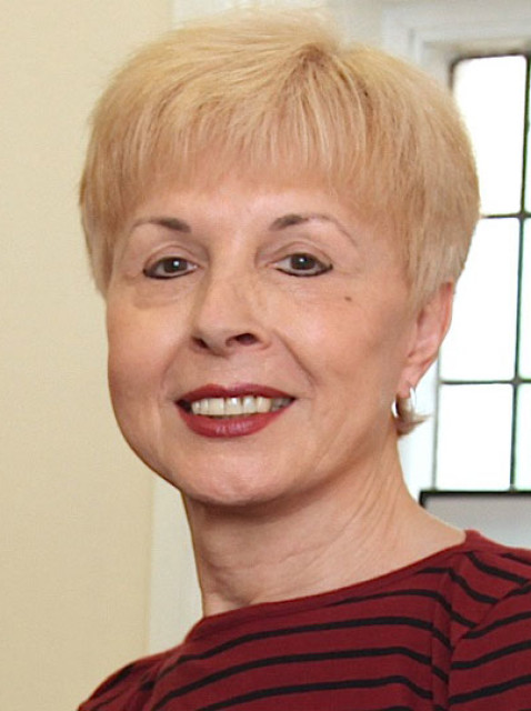 Face, head and shoulder photo of Jeana Hallas - Senior Psychotherapist Hypnotherapist.